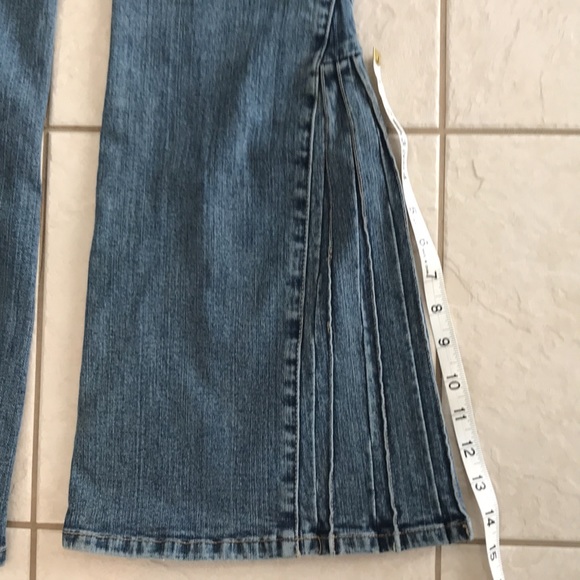 Silver jeans. Low rise with a fan detail on legs. Great stretch fabric. - Picture 12 of 15